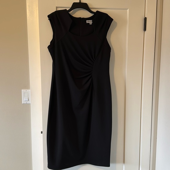 Capped sleeve little black dress - Picture 2 of 5